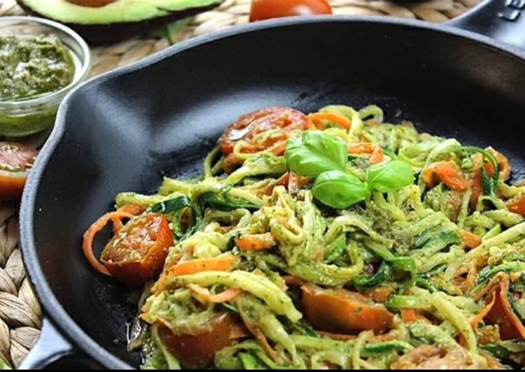 Espaguetis / Tallarines de calabacín con Salsa de Pesto (vegana)
