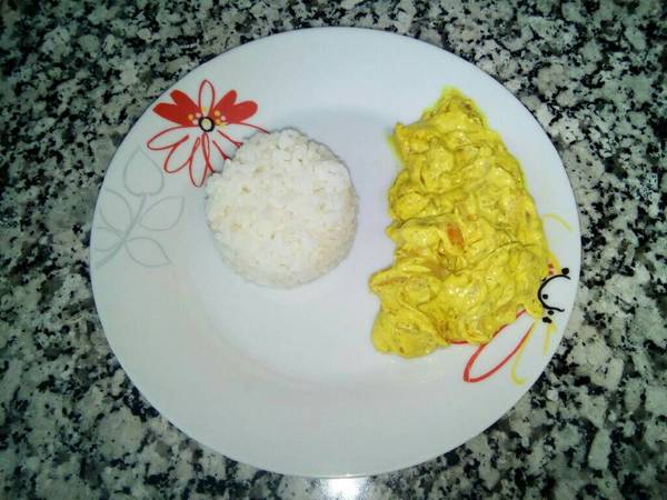Pollo con nata al curry con arroz blanco