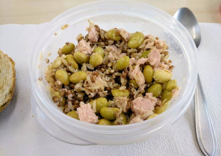 
  Arroz integral con quinoa, edamame y atún
