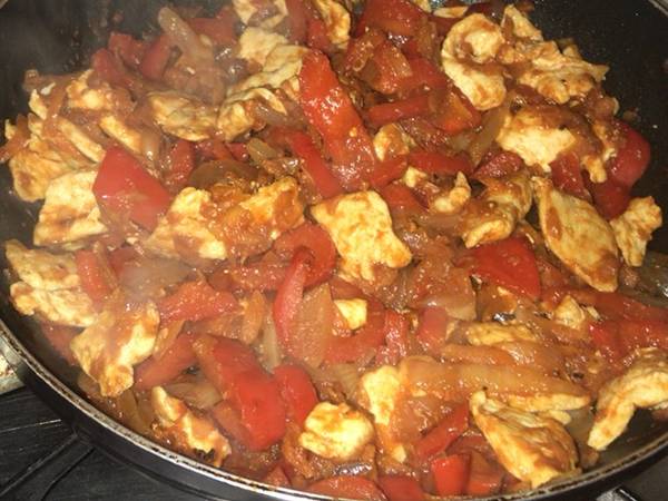 Pechuga de pollo con salsa de tomate, zanahoria y pimiento