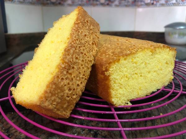 Bizcocho de naranja con harina de maíz en licuadora sin gluten y sin lactosa