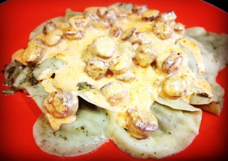 Foto principal de Girasoles con relleno de espinaca y albahaca en salsa con chisto