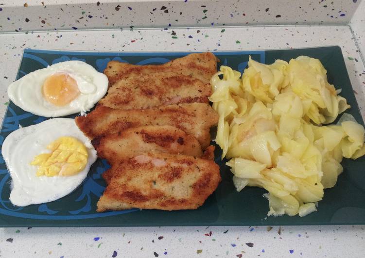 Pechuga de pollo empanada con patatas y huevos fritos Receta de Mari J. Cookpad