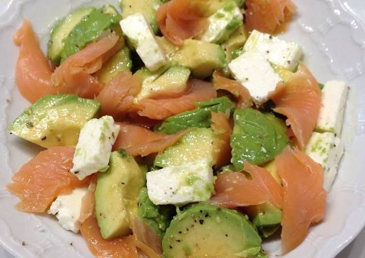 Ensalada fácil de salmón, aguacate y queso feta Receta de Chef Diosa