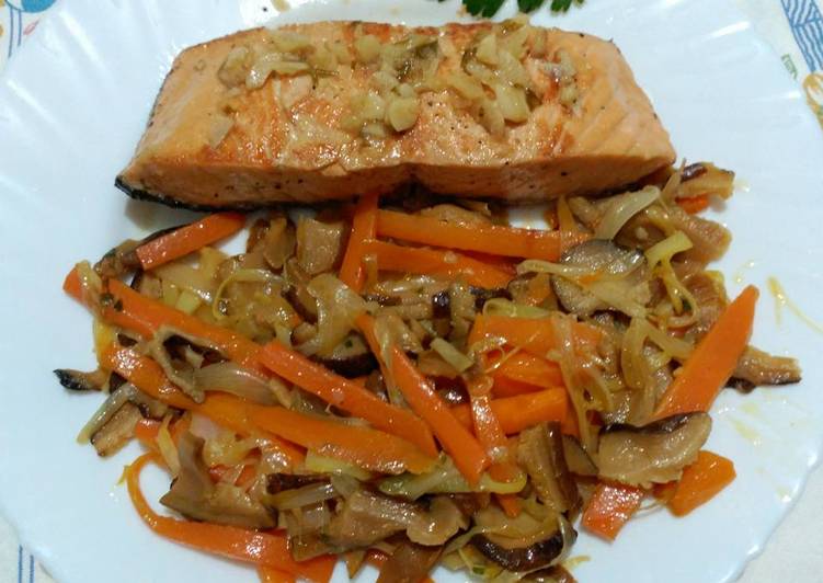 Salmon Al Vino Blanco, Con Verdura Salteada En Salsa Miso. Receta De ...