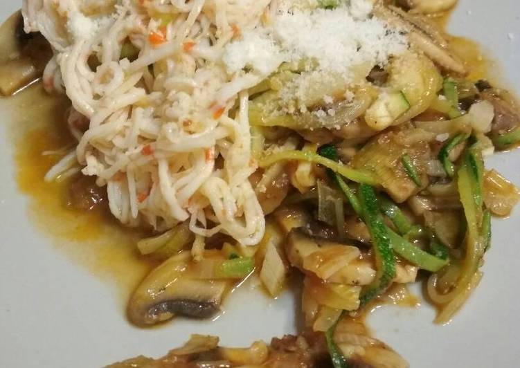 Tallarines de calabacín con surimi y champiñones. Receta 5*