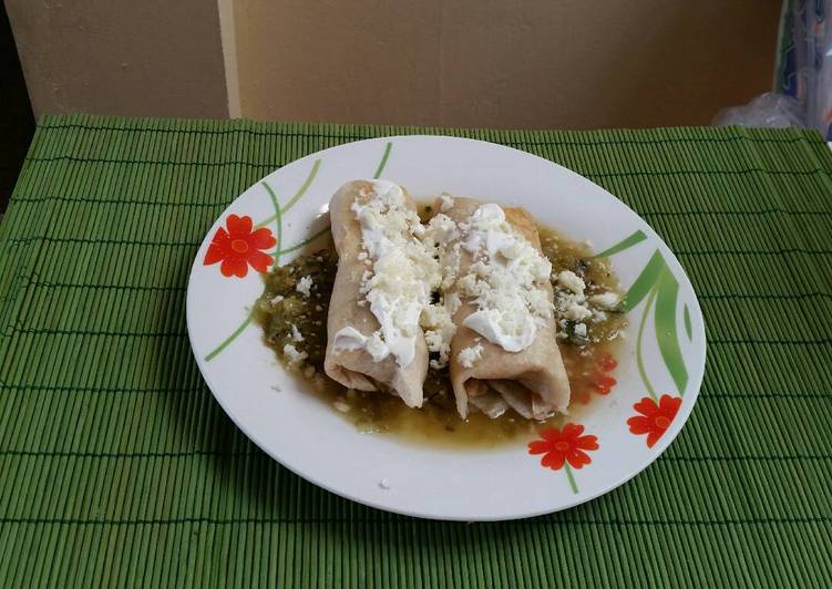 Burrito frito relleno de Frijol y queso con salsa verde Receta de