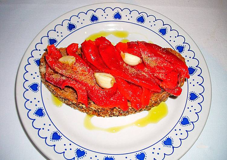 Foto principal de Rebanadas de pan de semillas con pimientos asados - diet