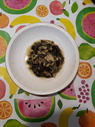 Espinacas con cebolla y piñones