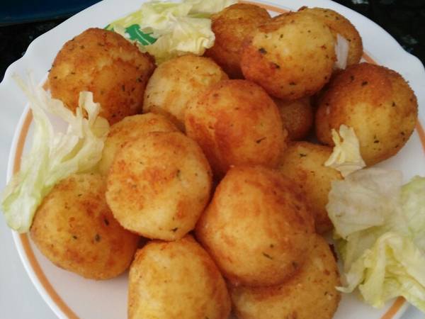 Bolitas de patatas y queso rallado