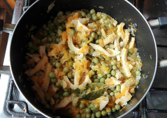 
          Guatitas a la jardinera con arroz al ajo
        