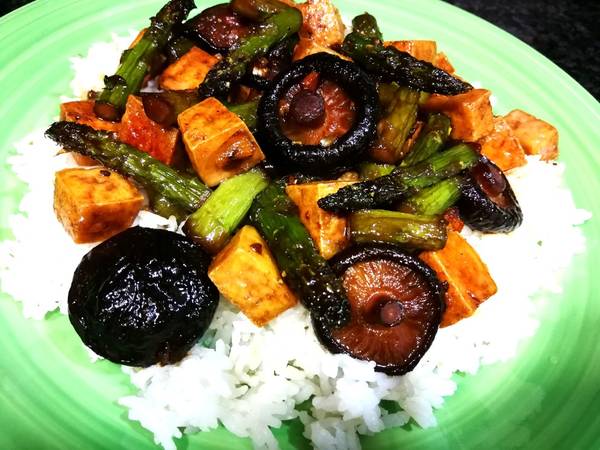 Tofu con setas shiitake y espárragos trigueros en salsa de soja