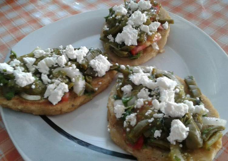 
    Tlacoyos con ensalada de nopales "a la enojona"
  