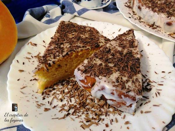 Tarta de calabaza y almendra con glaseado de limón y virutas de chocolate