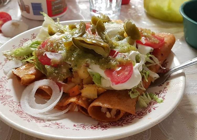 Enchilada de chipotle rellenas picadillo con papas cocidas. México Receta de MARTÍN GERARDO