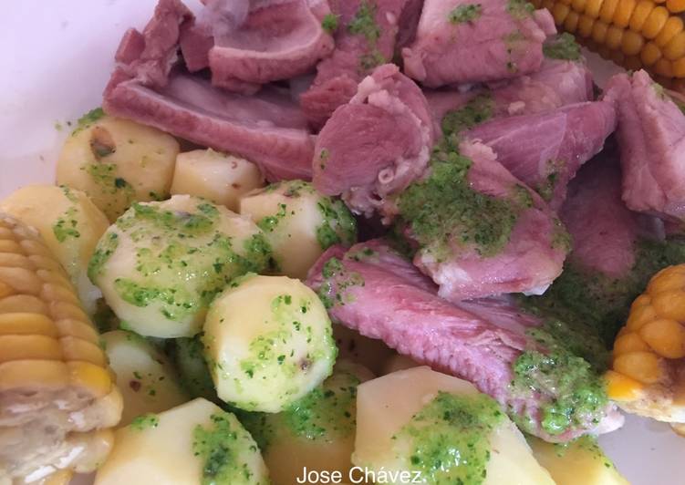 costillas-de-cerdo-con-papas-pinas-y-moj