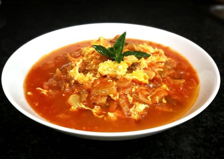 Foto principal de Sopa de tomate con lechuga romana
