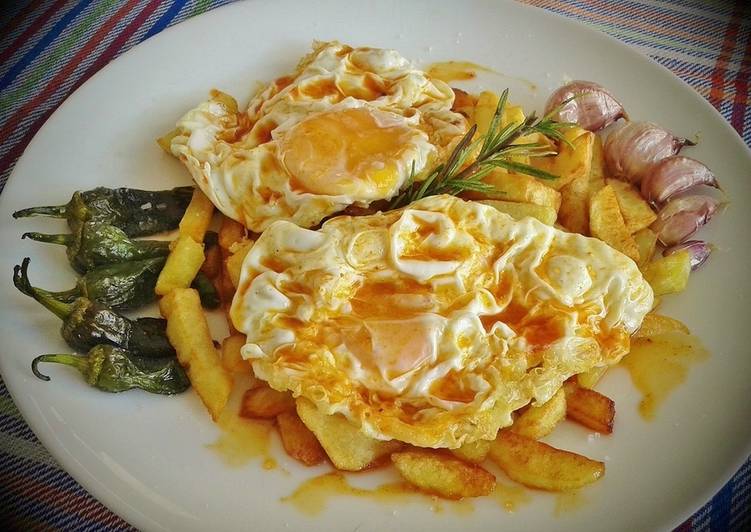 Huevos fritos con patatas, ajos enteros y pimientos de padrón Receta de