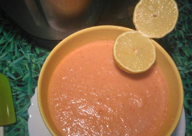 
    Gazpacho refrescante con limón
  