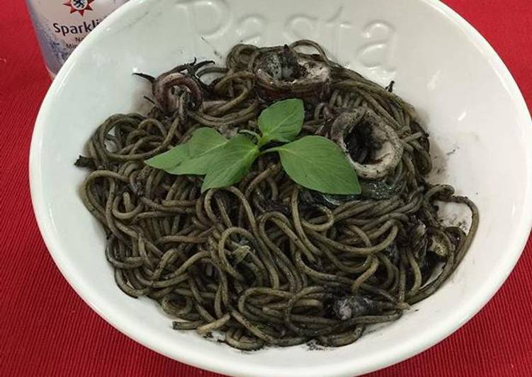Spaghetti con calamares en su tinta