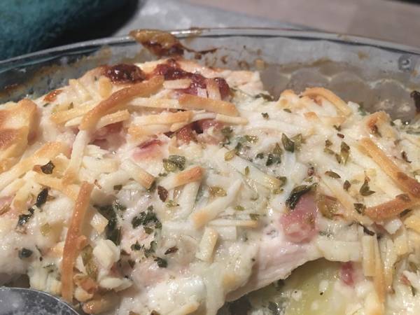 Pechugas de pollo a la nata con patatas y cebolla (al horno)