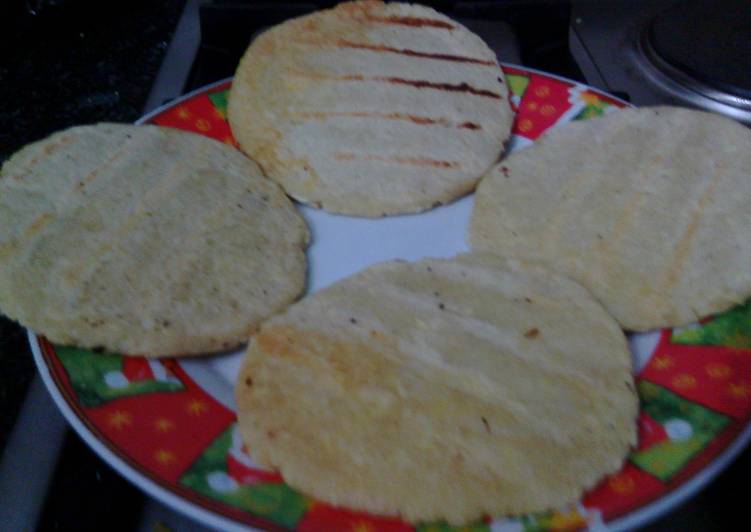 Arepas de masa a base de Yuca y Maseca Receta de javierguerra3 Cookpad