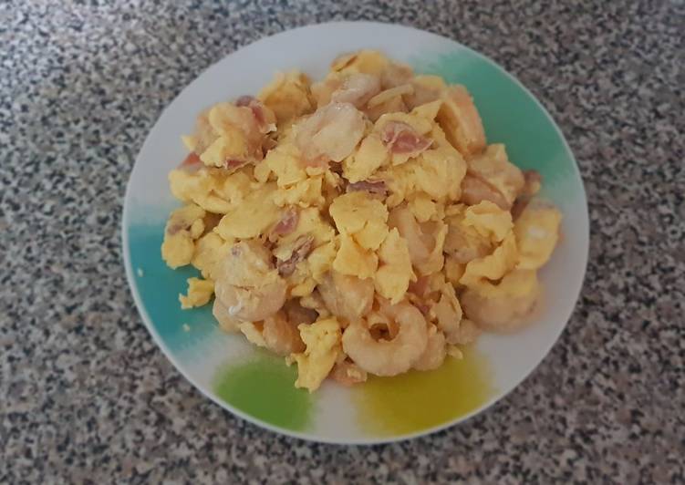 revuelto de gambas y jamon