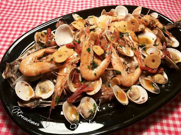 Jurel de cola rosada con manto de gambas y almejas