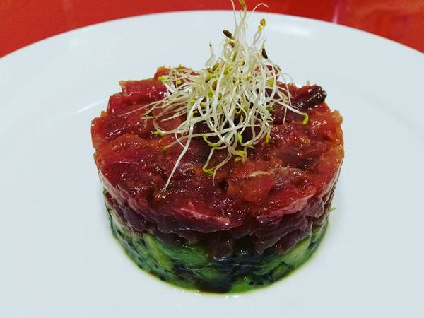 Tartár de atún con dátiles y kiwi