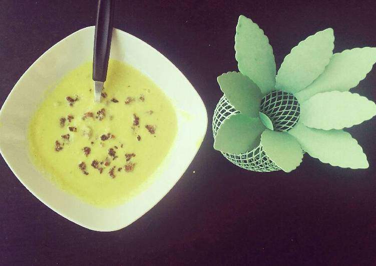 
  Sopa de puerro con edamame y carne picada con especias
