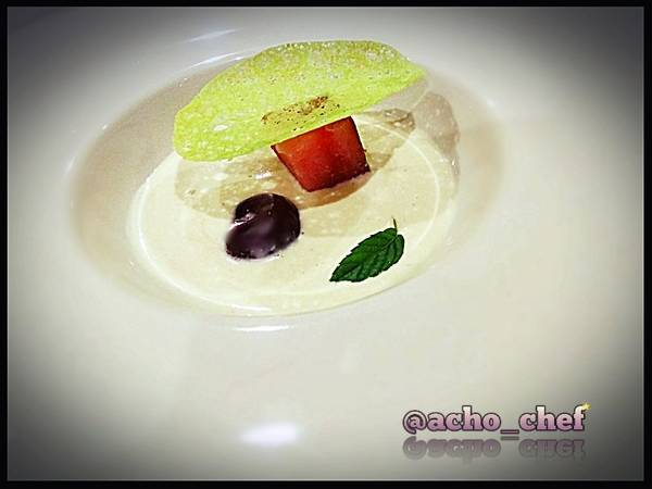 Ajo blanco de coco con bonito curado, cereza y tortita de placton