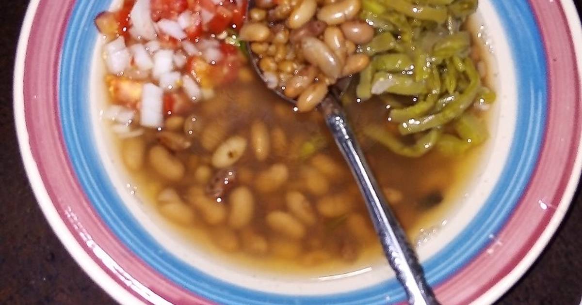 Frijoles de la olla y trigo con nopales cocidos en pulque, epazote y