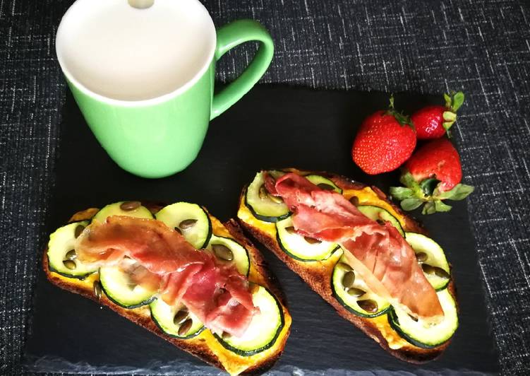 Foto principal de Tostada con calabacin, queso gouda y jamón curado