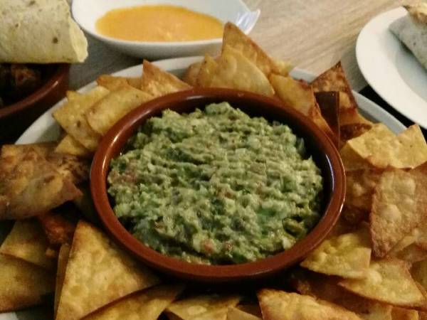 Guacamole y totopos caseros