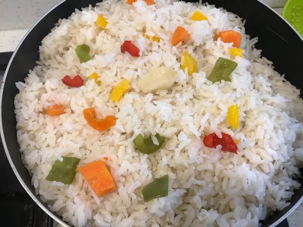 Arroz blanco con verduras