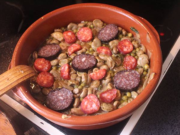 Habas con chorizo y morcilla de Burgos (España)