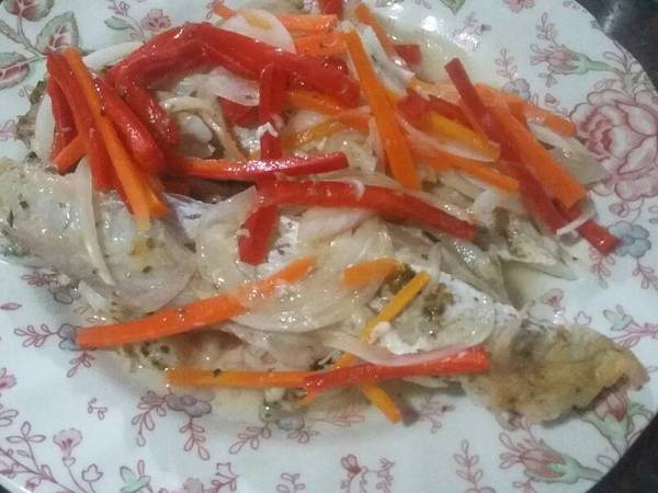 Filet de merluza al horno con vegetales