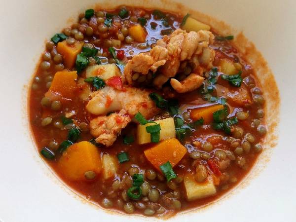 Guiso de lentejas con alitas de pollo
