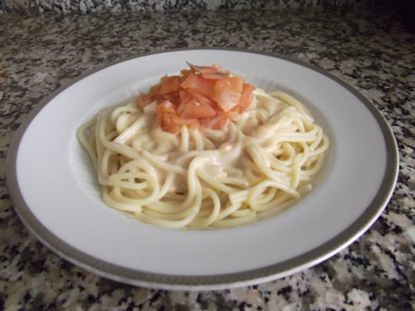 Espaguettis con salsa de nata y brandy