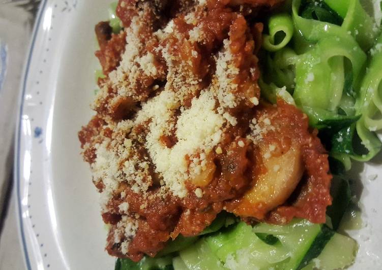 Tallarines de calabacín con tomate y champiñones