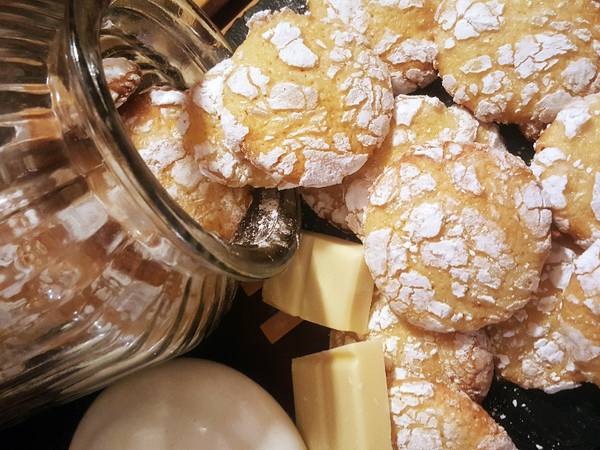 Galletas craqueladas con chocolate blanco y limón