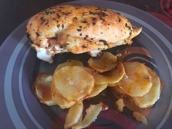 Pechuga de pollo al horno especiada con patatas