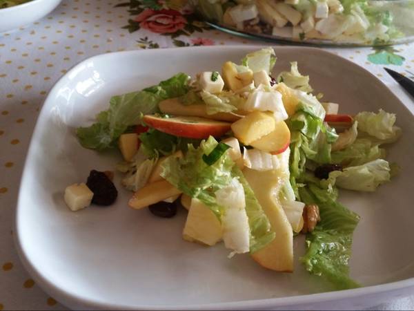 Ensalada de manzana con frutos secos y queso fresco