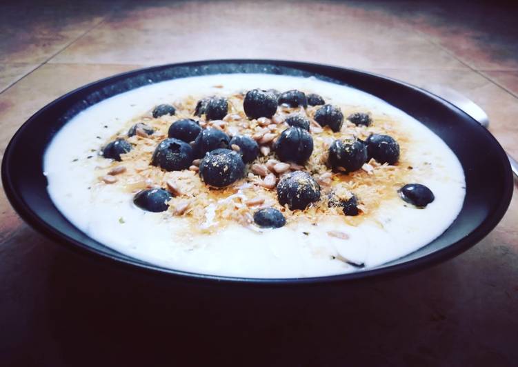 Foto principal de Kéfir con copos de avena, cáñamo y levadura nutricional