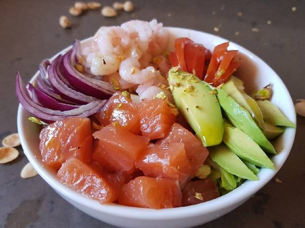 Ensalada de Aguacate y salmón con vinagreta cítrica y pistachos