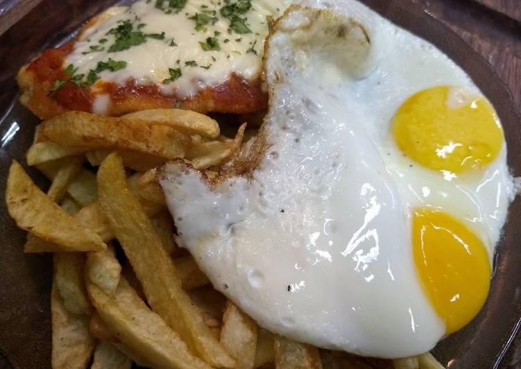 Milanesas a la napolitana con papas fritas y huevos fritos Receta de Diego - Cookpad