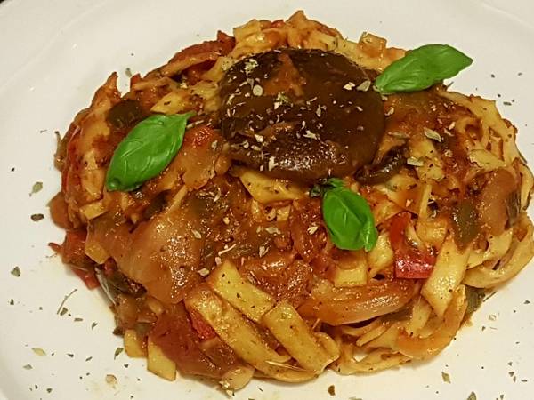 Tallarines frescos con variado de setas con salsa roja