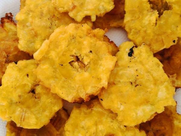 Patacones con sabor de ajo y limón