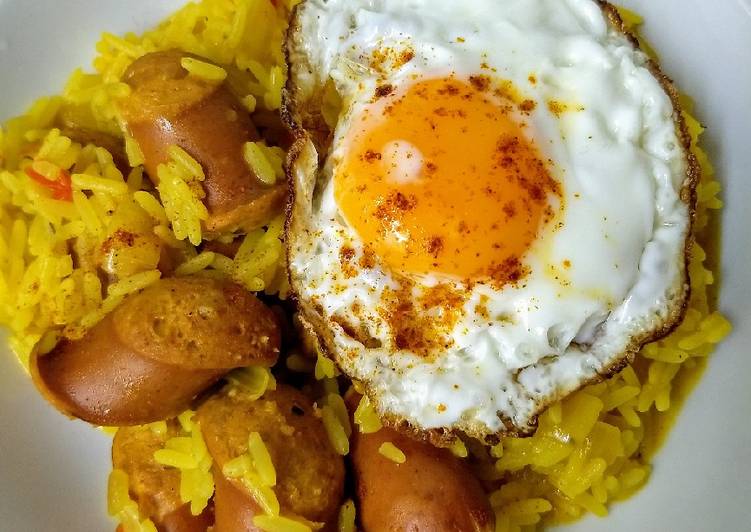 Arroz amarillo con salchichas Frankfurt y huevo frito Receta de MARALA Cookpad