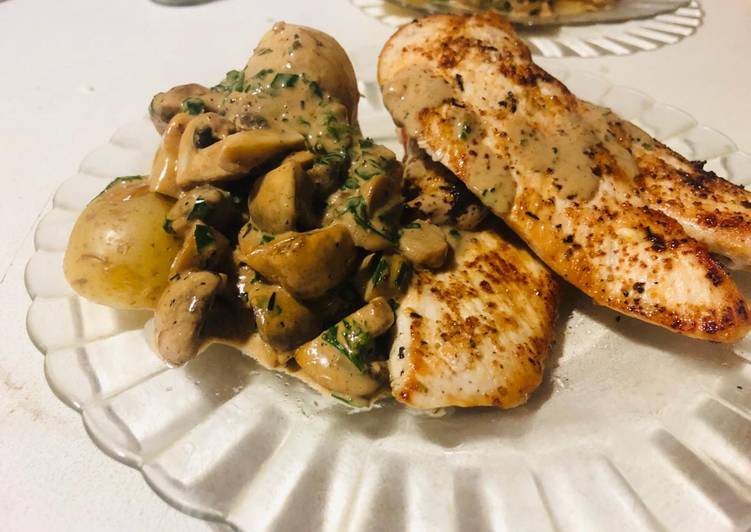 
    Pollo al tomillo con papas en crema de champiñones
  
